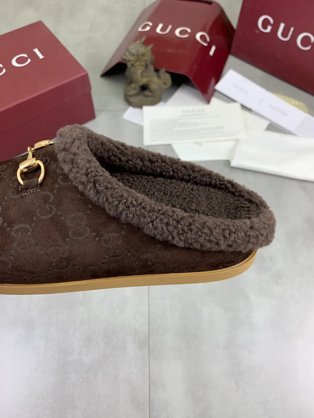 Men's shoes 💰P400 [New style] 💰 Women's half-flop 🆘 "Real wool" [GUCCI] 👉 Popular men's shoes official website synchronization 🔰 Quality [proud] is not comparable to the imitations in the general market 🌀 The upper is imported Italian frosted cowhide, and the lining: foot pad 🅰️ grade 🐑 real wool 👻 Only Grade A can show the effect The hand feels smooth and delicate 🔱The shoe shape is grand, only the factory can achieve it 🎄The perfect toughness of the original outsole 👻⬛️Only allows customers to bid farewell to one-time consumption. Real wool lining, super warm. 2️⃣Colors available Sizes: 35-44
